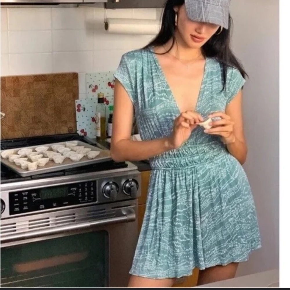 Urban Outfitters Arden plunging ruched romper. Size Large